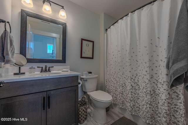 bathroom with toilet, a shower with curtain, and vanity