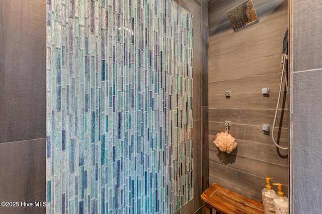 bathroom featuring a tile shower