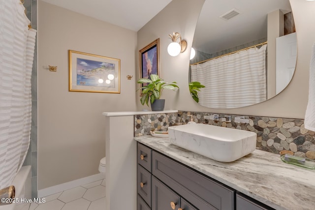 full bathroom with tasteful backsplash, curtained shower, visible vents, toilet, and vanity