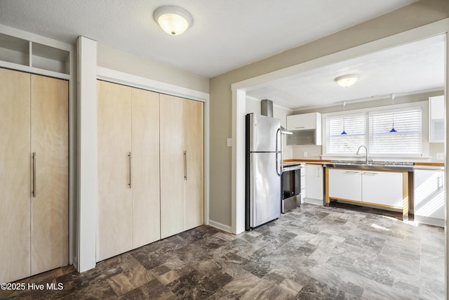 kitchen with appliances with stainless steel finishes and a sink