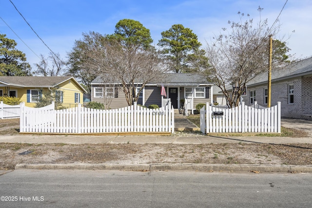 view of front of property featuring a fenced front yard