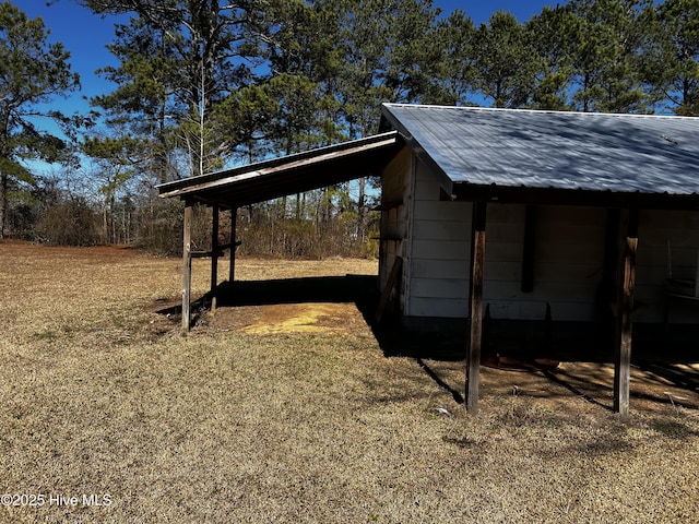 view of outdoor structure featuring a carport and an outdoor structure