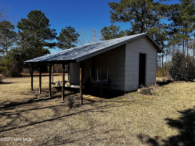 view of outdoor structure with an outbuilding