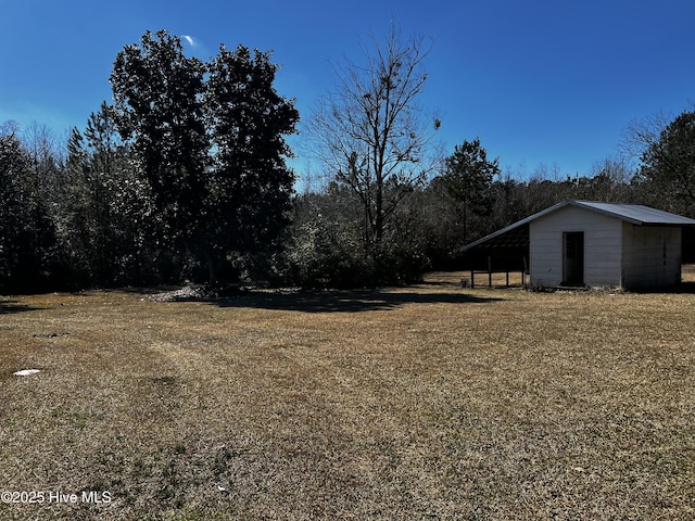 view of yard with an outbuilding and a carport