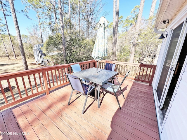 deck with outdoor dining space