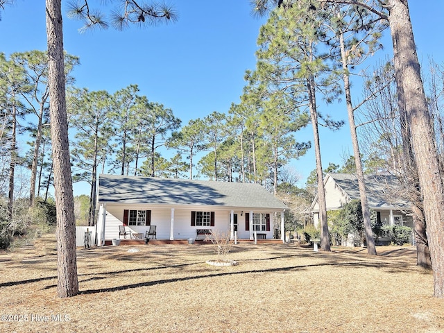 view of front of property featuring a front yard and covered porch