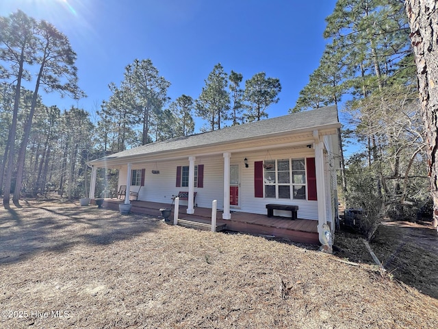 view of front facade with driveway and a porch