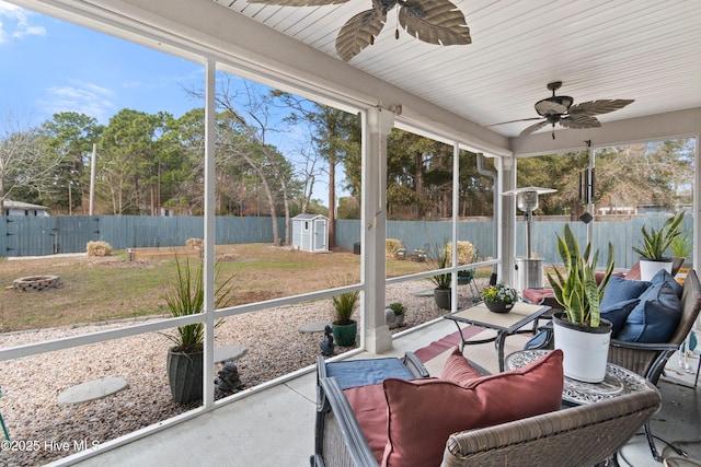 sunroom / solarium with a ceiling fan