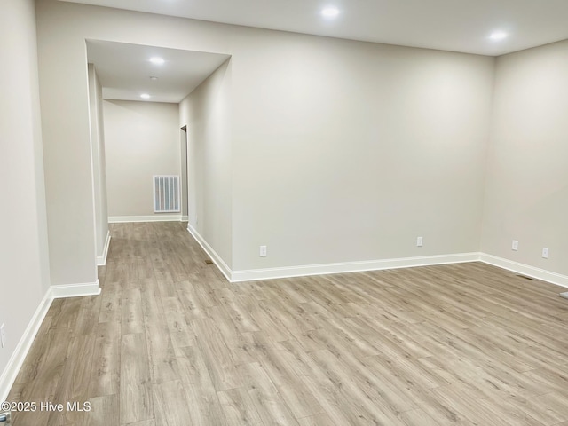 spare room with light wood finished floors, baseboards, visible vents, and recessed lighting