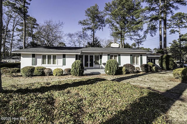 single story home featuring entry steps and brick siding