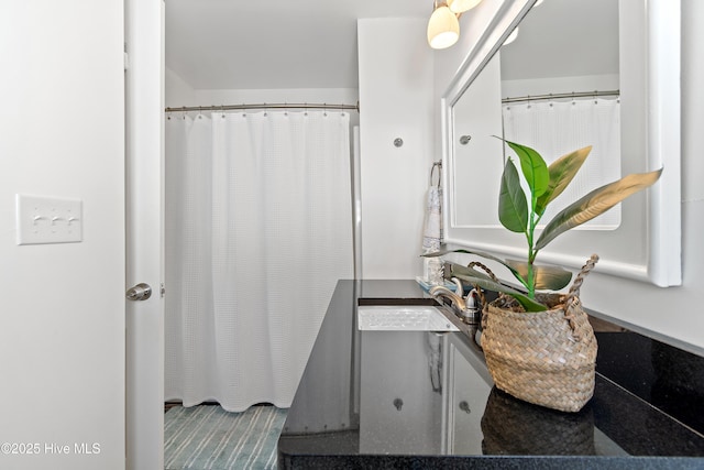 bathroom featuring a sink