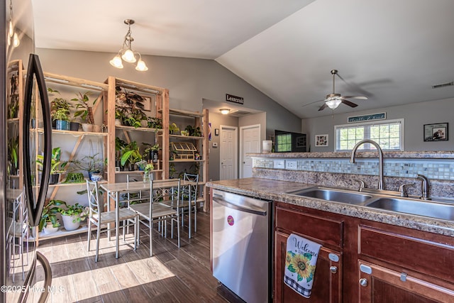 kitchen with dark wood-style floors, visible vents, ceiling fan, a sink, and appliances with stainless steel finishes