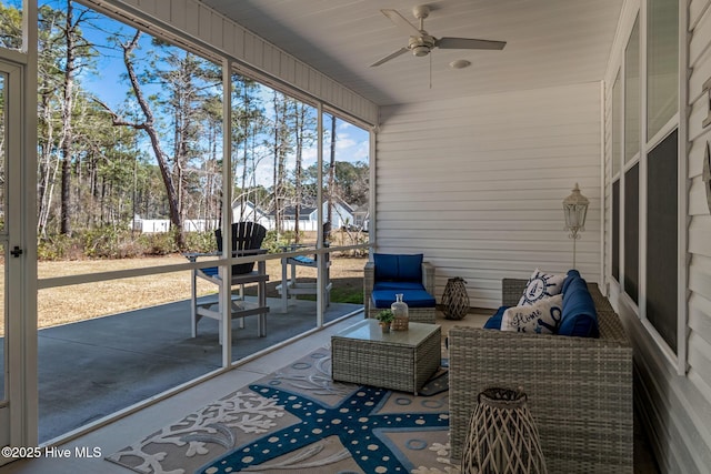 sunroom with ceiling fan