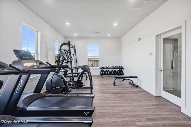 workout room with baseboards, visible vents, wood finished floors, and recessed lighting