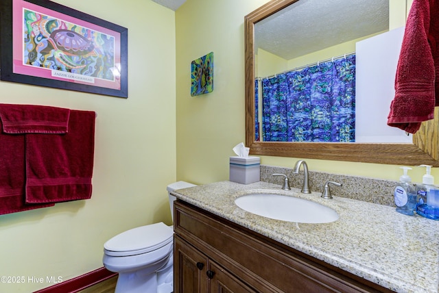 full bath with vanity, toilet, a shower with curtain, and a textured ceiling