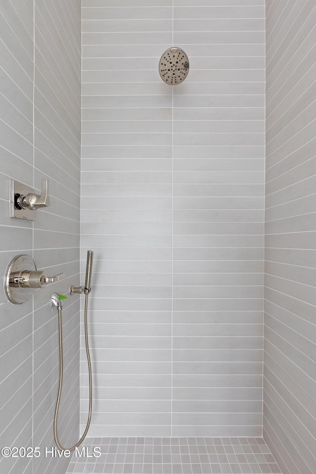 full bath featuring a tile shower