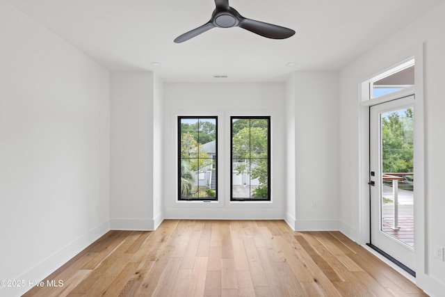 entryway featuring light wood-style flooring, visible vents, baseboards, and a ceiling fan