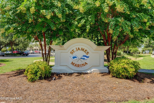 community / neighborhood sign featuring a yard