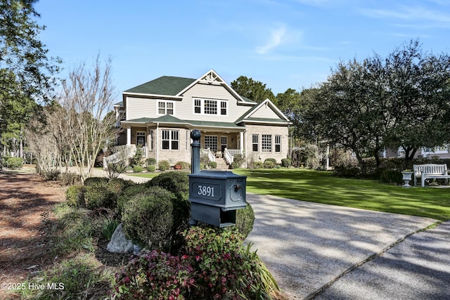 view of front of house featuring a front lawn