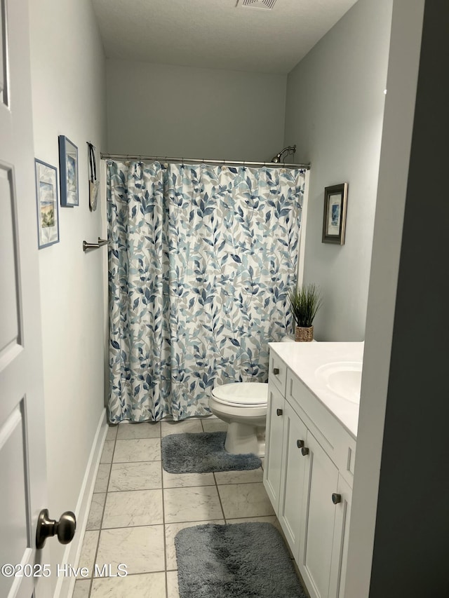 full bathroom with visible vents, toilet, curtained shower, baseboards, and vanity