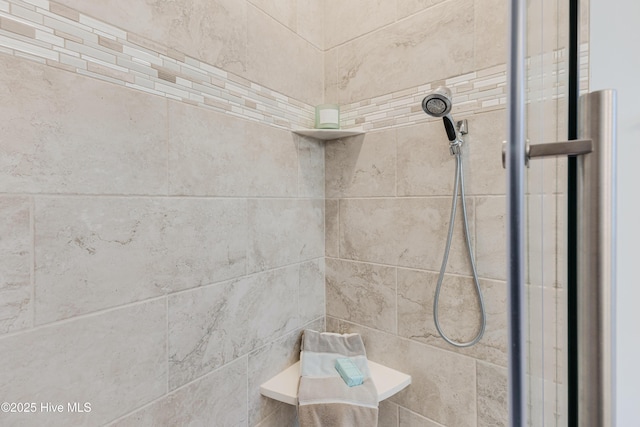 room details featuring tiled shower