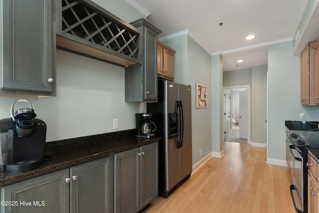 kitchen with stainless steel appliances, baseboards, ornamental molding, and light wood finished floors