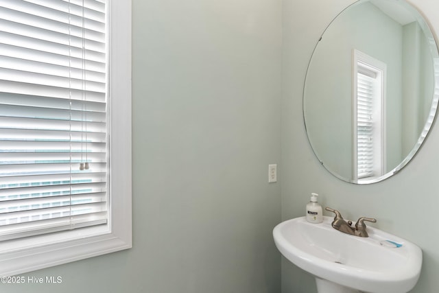 bathroom featuring a sink