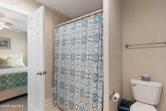 full bath featuring curtained shower, toilet, ceiling fan, and ensuite bath