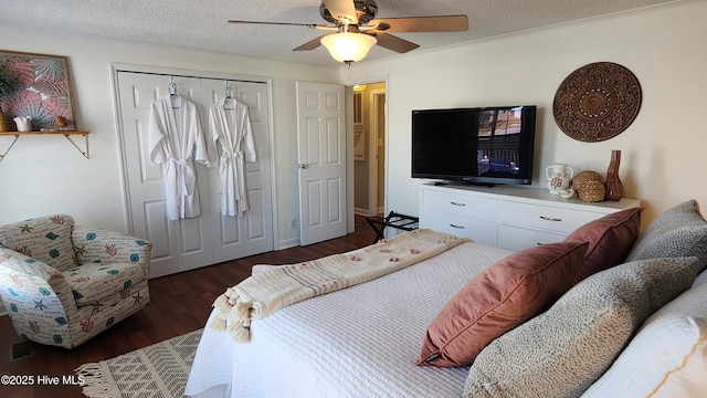 bedroom with dark wood-type flooring, a closet, ceiling fan, and a textured ceiling