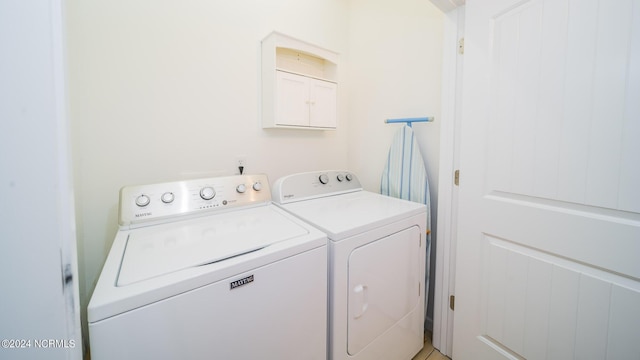 washroom with laundry area and independent washer and dryer