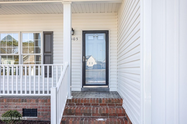 entrance to property featuring crawl space