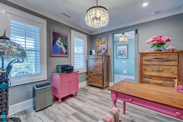 living area with baseboards, recessed lighting, wood finished floors, and crown molding