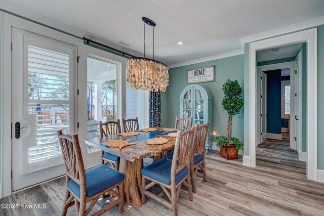 living room featuring baseboards, ceiling fan, ornamental molding, wood finished floors, and recessed lighting