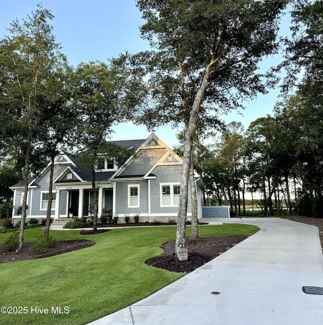 craftsman inspired home featuring a front yard