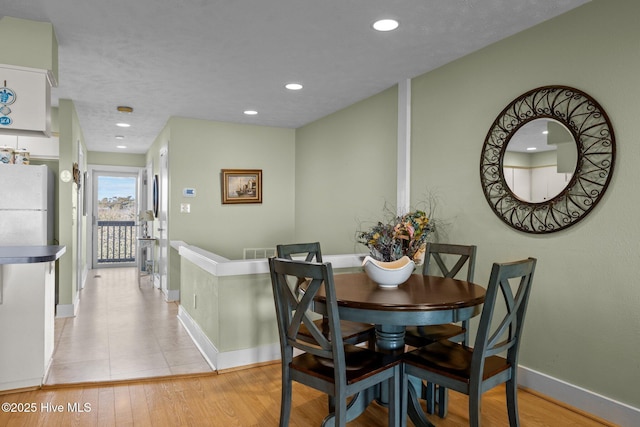 dining space featuring recessed lighting, visible vents, light wood-style flooring, and baseboards