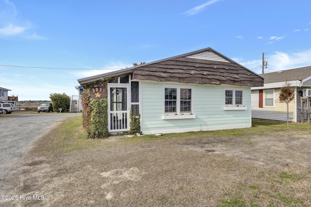 view of front of property with driveway