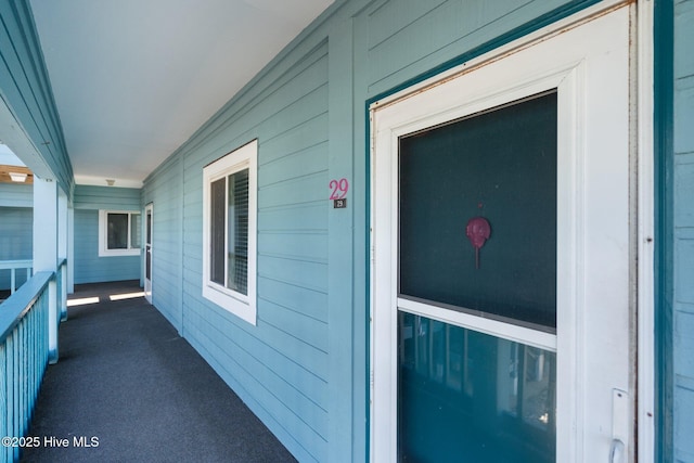 property entrance featuring a porch