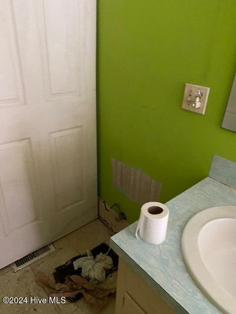 bathroom with visible vents and vanity