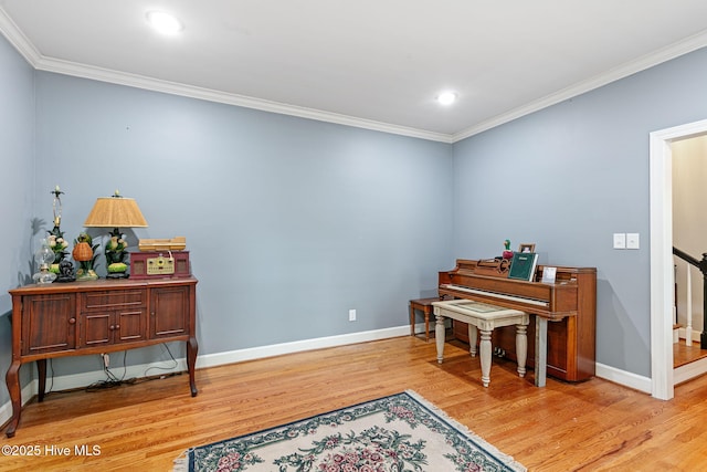 living area featuring recessed lighting, baseboards, ornamental molding, and light wood finished floors