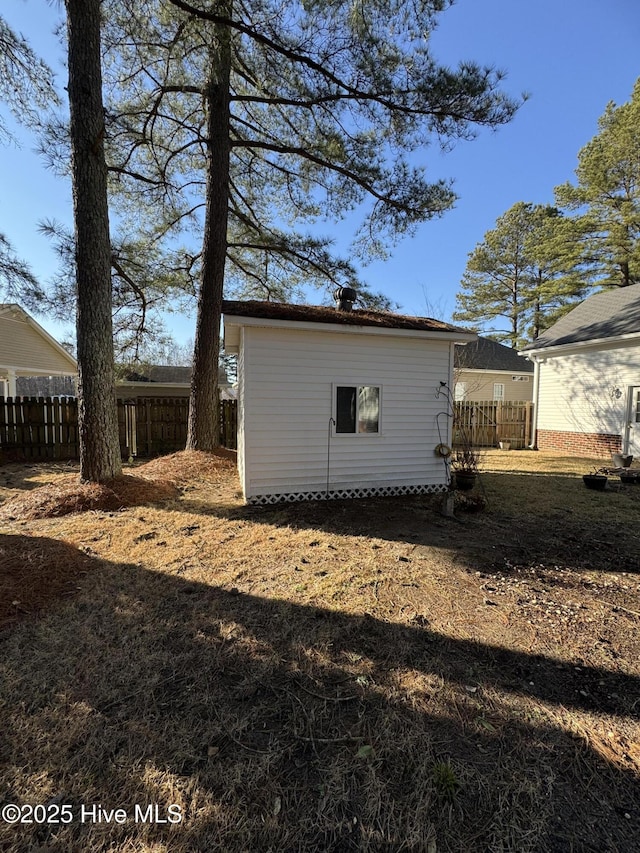 view of outdoor structure featuring fence and an outdoor structure