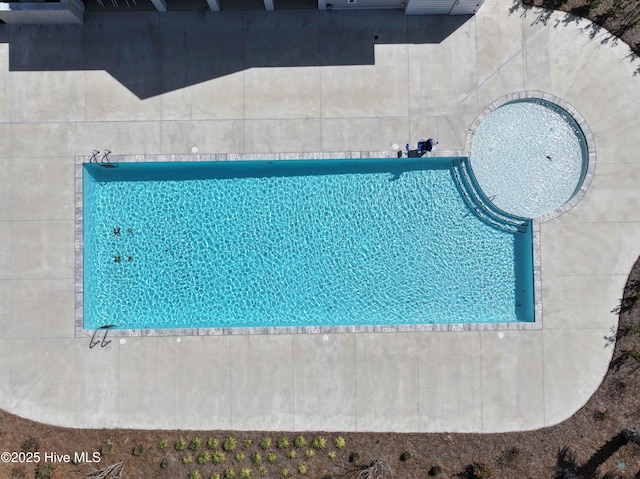 view of swimming pool with a pool