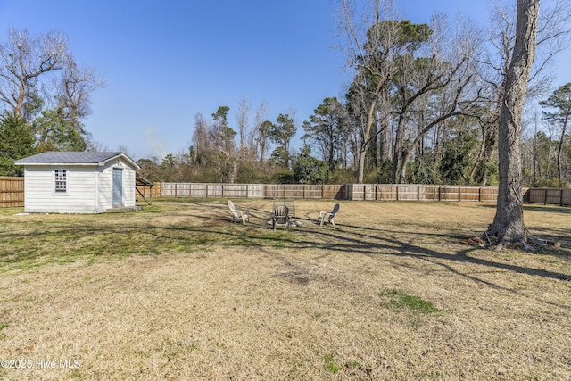 view of yard featuring a fenced backyard and an outdoor structure