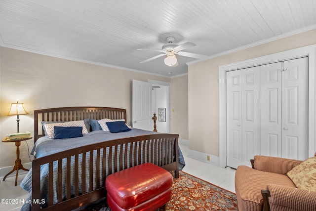 bedroom featuring a closet, baseboards, ceiling fan, and crown molding