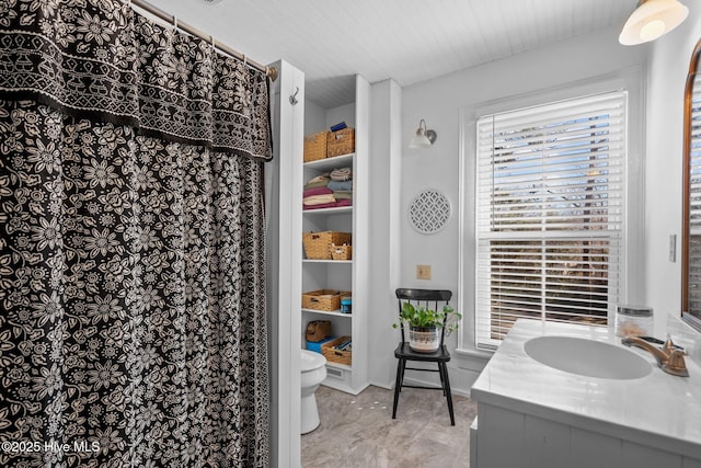 full bath featuring vanity, toilet, a shower with curtain, and baseboards
