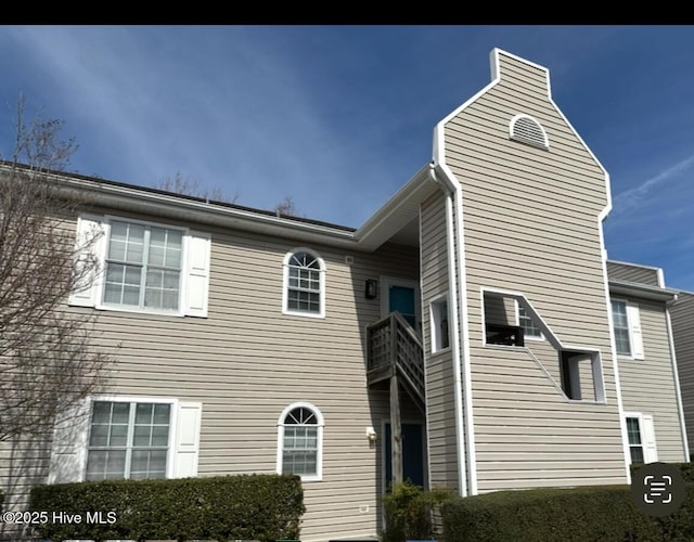 townhome / multi-family property featuring a chimney