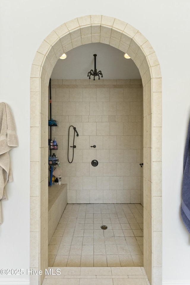 full bathroom featuring a tile shower