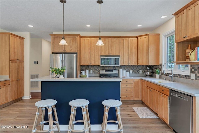 122 Smathers Dr, West End, NC 27376 - kitchen featuring stainless steel appliances, a sink, a kitchen island, tasteful backsplash, and recessed lighting