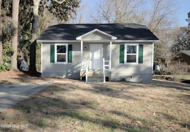 view of front of property featuring crawl space, a front lawn, and roof with shingles