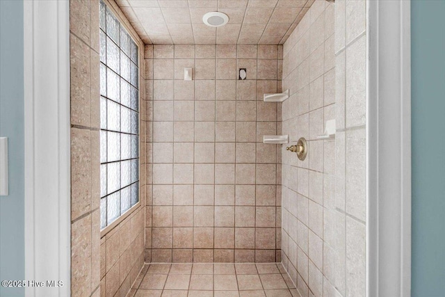 bathroom featuring tiled shower