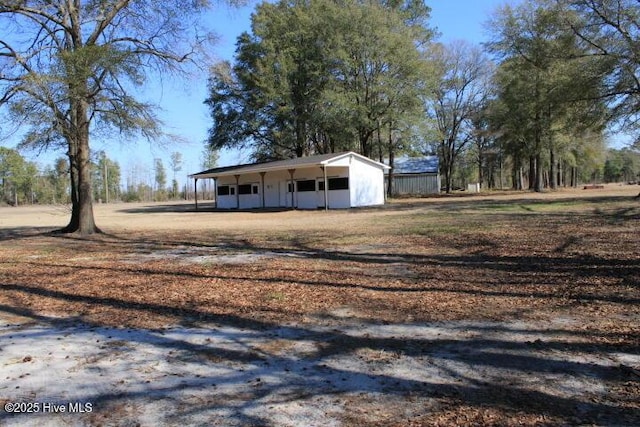 view of yard featuring an outbuilding